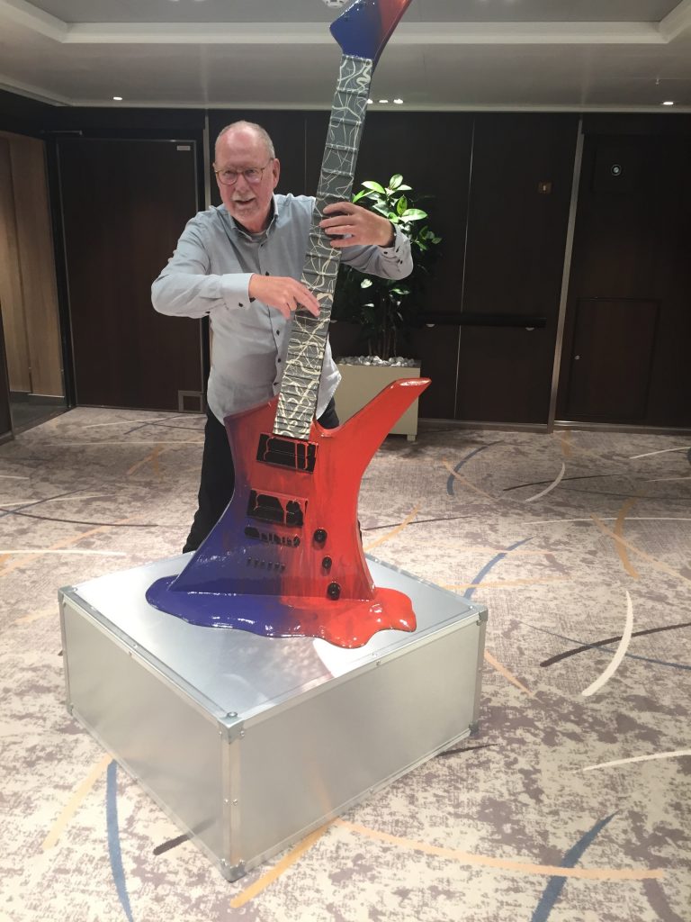 Met showgitaar op de ms Nieuw Statendam cruiseschip