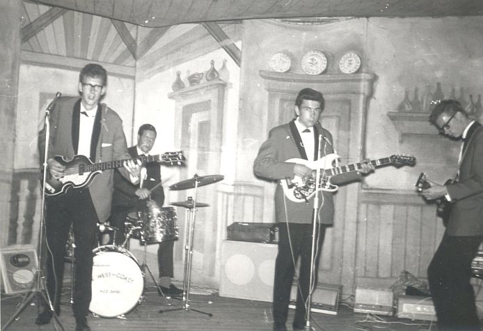 Optreden van the Rythme Shakers in dancing "Bambula Club" in het Circustheater Strassburger in Scheveningen in 1964.